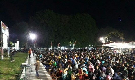 Ribuan warga Mataram memadati Lapangan Sangkareang untuk menyaksikan pemutaran film ‘Pengkhianatan G30S/PKI’ pada Sabtu (30/9) malam. 