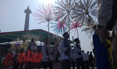 Ribuan warga memadati kawasan Monas saat diselenggarakannya Lebaran Betawi 2019 pada hari ketiga, Ahad (21/7).