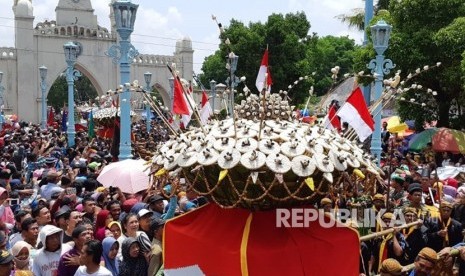 Ribuan warga memadati Masjid Agung Solo untuk menyaksikan Kirab Gunungan dalam rangka Grebeg Mulud Be 1952 yang digelar oleh Keraton Solo, Selasa (20/11). Warga berebut gunungan yang berisi hasil bumi dan makanan untuk mencari berkah.