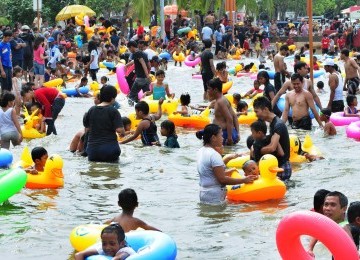 Ribuan warga memadati Pantai Ancol, Jakarta Utara. (Aditya Pradana Putra)