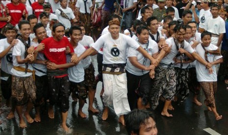 Ribuan warga memadati pesisir pantai untuk mencari 