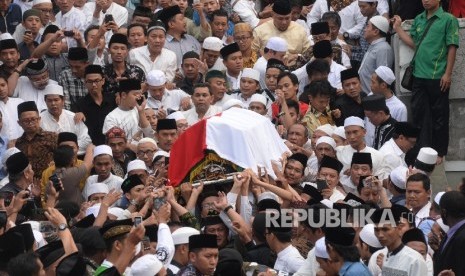 Ribuan warga membawa keranda jenazah almarhum KH. Hasyim Muzadi saat proses pemakaman di Komplek Pondok Pesantren Al-Hikam, Depok, Jabar, Kamis (16/3). 