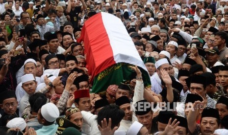 Ribuan warga membawa keranda jenazah Almarhum KH. Hasyim Muzadi saat proses pemakaman di komplek Pondok Pesantren Al-Hikam, Depok, Jabar, Kamis (16/3). 