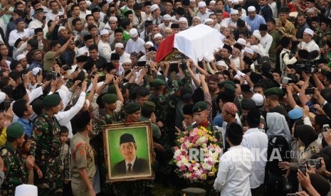 Almarhum KH Hasyim Muzadi dikenal sebagi sosok dekat dengan semua kalangan. 