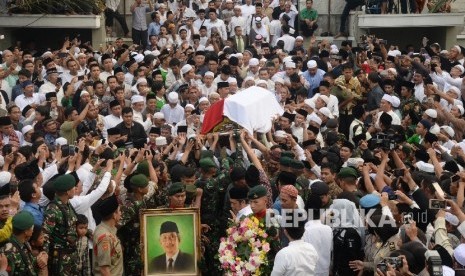 Ribuan warga membawa keranda jenazah Almarhum KH. Hasyim Muzadi saat proses pemakaman di komplek Pondok Pesantren Al-Hikam, Depok, Jabar, Kamis (16/3). 