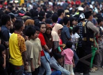 Ribuan warga memenuhi jalan di depan pintu masuk lokasi pembukaan SEA Games XXVI di kompleks Stadion Olahraga Sriwijaya Palembang Sumsel, Jumat (11/11). 