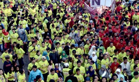 Ribuan warga mengikuti kegiatan Jalan Sehat 2015 di Makassar, Sulawesi Selatan, Minggu (1/11).