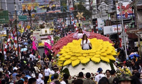 Ribuan warga menyaksikan parade kendaraan hias pada Tomohon International Flower Festival (TIFF) 2017 di Tomohon, Sulawesi Utara, Selasa (8/8). 