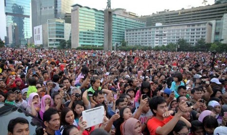 Ribuan warga menyaksikan perayaan Jakarnaval 2013 di Kawasan Bundaran HI, Jakarta, Ahad (30/6). 