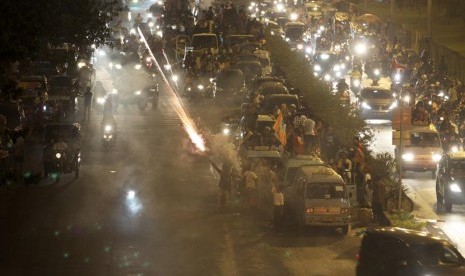   Ribuan warga merayakan malam takbiran di Kawasan Kemayoran, Jakarta, Rabu (7/8) malam. (Antara/Dhoni Setiawan)