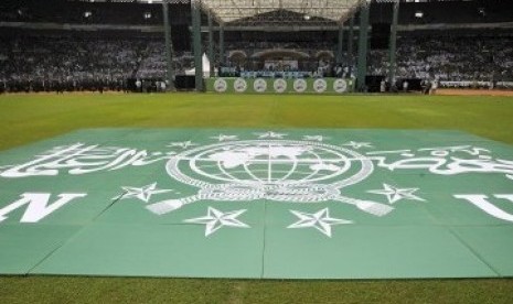 Ribuan warga Nahdatul Ulama (NU) memadati Stadion Gelora Bung Karno saat peringatan Hari Lahir PBNU ke-85, Jakarta, Minggu (17/7). 