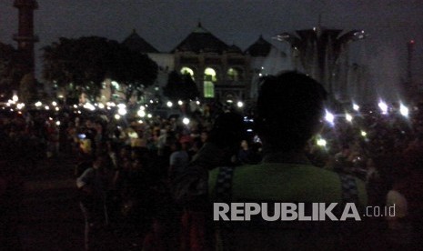 Ribuan warga Palembang menyaksikan Gerhana Matahari Total (GMT) di Jembatan Ampera, Palembang Rabu (9/3).