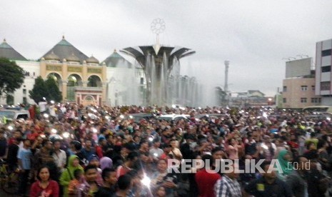 Ribuan warga Palembang menyaksikan Gerhana Matahari Total (GMT) di Jembatan Ampera, Palembang Rabu (9/3).  (Republika/Maspril Aries)