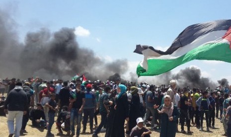 Ribuan warga Palestina memprotes pemindahan Kedubes AS di Yerusalem. 