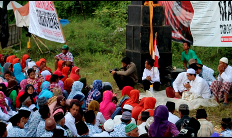 Ribuan warga Rembang menggelar doa untuk beroperasinya pabrik Semen Indonesia di Rembang, Jawa Tengah.