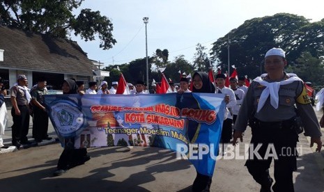 Ribuan warga Sukabumi melakukan pawai taaruf Ramadhan berkeliling kota menyambut bulan suci Ramadhan Sabtu (12/5).