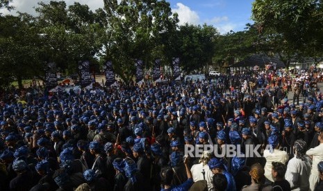 Ribuan warga Suku Baduy berjalan kaki menuju Pendopo Kabupaten Rangkasbitung dalam rangka Seba Baduy di Banten, Jumat (28/4). 