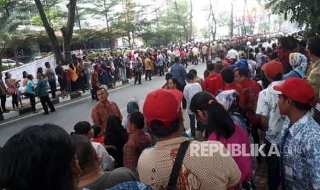 Ribuan warga tumpah ke Jl Gagak Hitam, Ringroad, Medan untuk melihat kirab budaya Bobby-Kahiyang, Ahad (26/11). Sebagian dari mereka bahkan menunggu sejak subuh. 