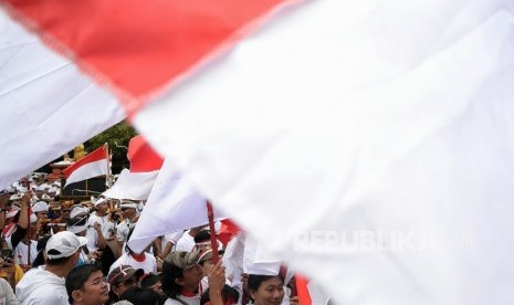 Sejumlah massa  turut memeriahkan Aksi Damai 'Kita Indonesia' di Kawasan Bundaran HI, Jakarta, Ahad (4/12).