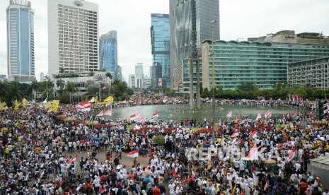 Sejumlah massa  turut memeriahkan Aksi Damai 'Kita Indonesia' di Kawasan Bundaran HI, Jakarta, Ahad (4/12).