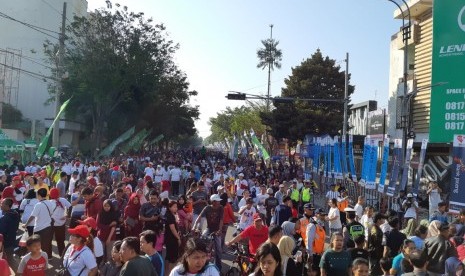 Ribuan warga turut merayakan Hari Ulang Tahun (HUT) ke-9 Solo Car Free Day (SCFD) di Jalan Slamet Riyadi, Solo, Ahad (14/7).