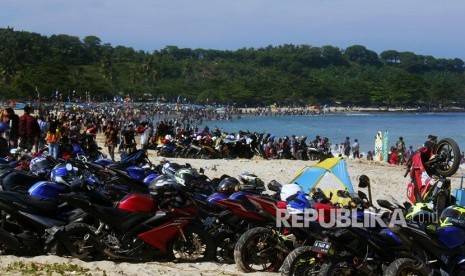 Ribuan wisatawan bermain di pantai Tanjung Layar, Sawarna, Lebak, Banten