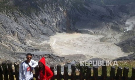 Ribuan wisatawan dari berbagai daerah di Indonesia mengunjungi Taman Wisata Alam Tangkuban Perahu, Ahad (17/6).