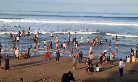 Ribuan wisatawan masih memadati obyek wisata pantai di Palabuhanratu, Kabupaten Sukabumi pada H+4 lebaran, Ahad (9/6). 