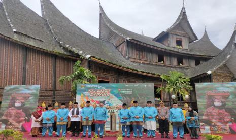 Ribuan wisatawan memadati Istano Basa Pagaruyuang pada pembukaan Festival Budaya Minangkabau V yang digelar Pemerintah Kabupaten Tanah Datar pada 17 hingga 20 November mendatang. 