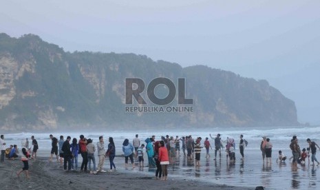  Ribuan wisatawan memadati Pantai Parangtritis, Yogyakarta, Ahad (19/7). (Republika/Agung Supriyanto)