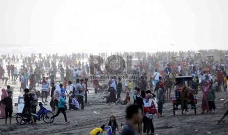  Ribuan wisatawan memadati Pantai Parangtritis, Yogyakarta. Ilustrasi