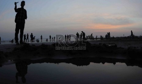 Ribuan wisatawan memadati Pantai Parangtritis, Bantul, Yogyakarta. Parangtritis merupakan salah satu obyek wisata andalan Bantul.