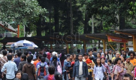  Ribuan wisatawan membanjiri lokasi wisata Kebun Binatang Ragunan, Jakarta, Selasa (25/12).  (Republika/Aditya Pradana Putra)