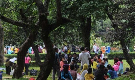  Ribuan wisatawan membanjiri lokasi wisata Kebun Binatang Ragunan, Jakarta, Selasa (25/12).  (Republika/Aditya Pradana Putra)