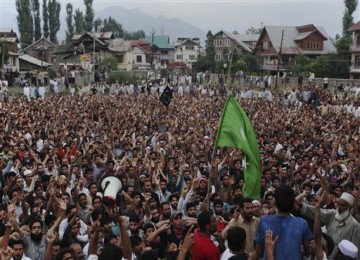 Ribuan masyarakat Muslinm Kashmir berunjuk rasa di Srinagar