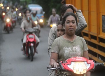 Warga panik dan mengeluarkan kendaraannya saat gempa (ilustrasi) 