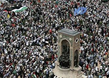 Ribuan warga Turki protes di Taksim Square, Istanbul.