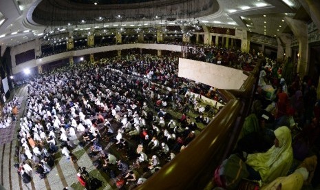  Ribuat Jamaat Dzikir Nasional yang diadakan oleh REPUBLIKA memadati Masjid Agung At-Tin, Jakarta Timur, Rabu (31/12).