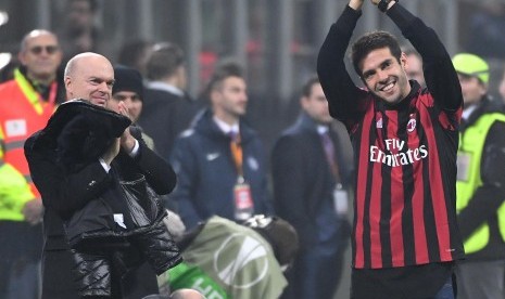 Ricardo Kaka (kanan) menyapa publik di Stadion San Siro pada laga antara AC Milan dan Austria Wina pada Grup D Liga Europa di Stadion San Siro, Milan, Italia, Jumat (24/11) dini hari WIB. Milan memenangi laga itu dengan skor 5-1. 