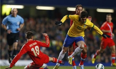 Ricardo Kaka (kanan), playmaker timnas Brasil, mendapat takel pemain Rusia, Vladimir Bystrov, dalam laga persahabatan di Stadion Stamford Bridge, London, Senin (25/3). 