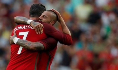 Ricardo Quaresma (kanan) merayakan golnya bersama Cristiano Ronaldo.