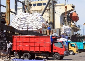 Rice import unloads from Vimaru Pearl ship of Vietnam (illustration). 