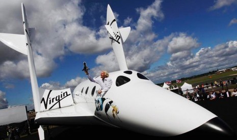 Richard Branson dan pesawat luar angkasa Virgin Galactic.