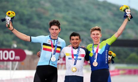 Richard Carapaz dari Ekuador (tengah) Wout van Aert dari Belgia (kiri) dan Tadej Pogacar dari Slovenia (kanan) saat menaiki podium juara balap sepeda road race Olimpiade 2020 Tokyo, di Oyama, Jepang, Sabtu (24/7).