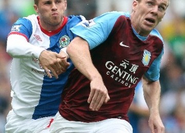 Richard Dunne (kanan) ketika membela aston villa