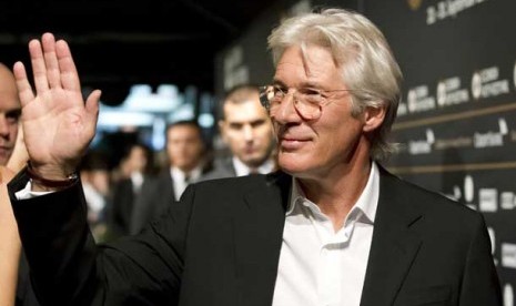 Aktor Richard Gere bergabung dengan puluhan selebritas untuk menyerukan agar pemimpin dunia memastikan distribusi vaksin yang merata.