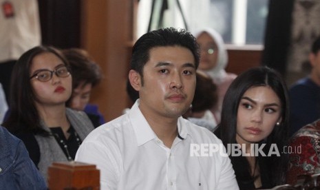 Terdakwa kasus penyalahgunaan narkotika jenis kokain Richard Muljadi (tengah) mengikuti sidang pembacaan vonis di PN Jakarta Selatan, Jakarta, Kamis (28/2/2019). 