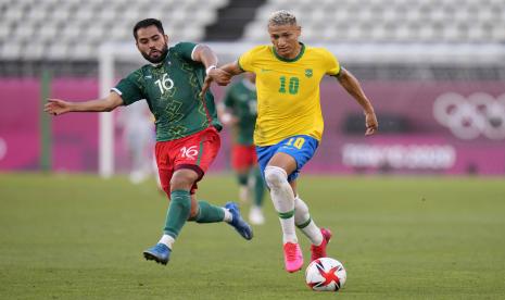 Richarlison (10) dari Brasil berebut bola melawan Joaquin Esquivel (16) dari Meksiko dalam pertandingan semifinal sepak bola putra di Olimpiade Musim Panas 2020, Selasa, 3 Agustus 2021, di Kashima, Jepang.