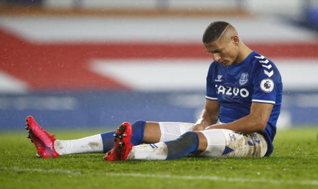 Richarlison dari Everton bereaksi setelah kehilangan kesempatan mencetak gol.