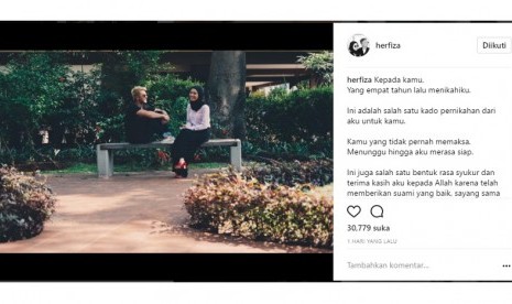 Ricky Harun bersama sang istri, Herfiza yang memutuskan berhijab